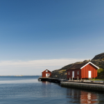 Maisons rouges au bord de l'eau