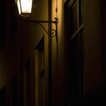 Réverbère illuminant un mur nocturne