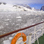 Paysage glacé avec bouée de sauvetage en Antarctique