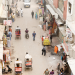 Rue animée en Inde avec des rikshaws et des piétons