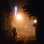 Ruelle nocturne avec enseigne d'hôtel illuminée