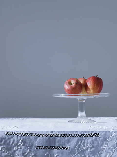 AKG8686963.webp Trois pommes rouges sur un plat en verre – Image 1