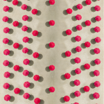 Alignement de parasols rouges sur une plage de sable