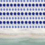 Plage avec rangées de parasols bleus vus d'en haut