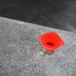 Cône de signalisation rouge sur trottoir en béton