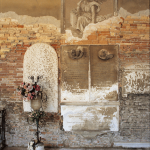 Mur de mausolée ancien avec inscriptions et statues gravées