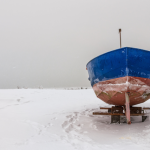 Bateau coloré sur le rivage enneigé