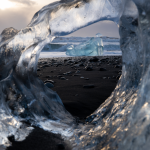 Grotte de glace avec vue sur l'océan