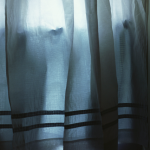 Rideaux Légèrement Éclairés par la Lumière Naturelle