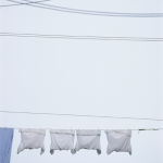 Linge suspendu à la corde à linge avec câbles électriques en arrière-plan