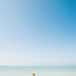 Jeune garçon marchant sur une plage déserte