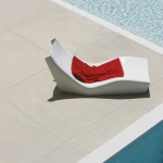 Transat minimaliste au bord d'une piscine