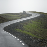 Camping-car sur route sinueuse dans un paysage isolé
