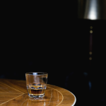 Verre de whisky sur une table en bois