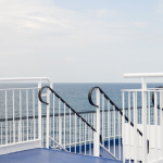 Escalier de bateau avec vue sur la mer