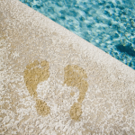 Empreintes Humides Près d'une Piscine Bleu