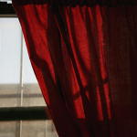 Rideau Rouge Devant une Fenêtre