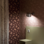 Lampe de chevet sur fond de papier peint fleuri