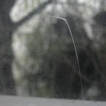 Fenêtre avec fissure et vue floue sur l'extérieur