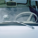 Vue avant d'un intérieur de voiture avec rose blanche