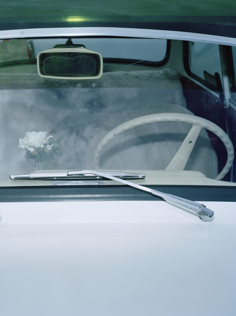 AKG8687040.webp Vue avant d'un intérieur de voiture avec rose blanche – Image 1