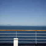 Vue du pont d'un bateau sur l'océan