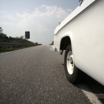 Vue latérale d'un camion blanc sur une route