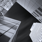 Vue en contre-plongée d'immeubles modernes en noir et blanc