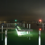 Quai lumineux sur un lac la nuit