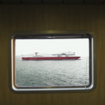Vue d'un ferry rouge à travers une fenêtre de bateau