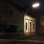 Maison en briques éclairée par un lampadaire la nuit