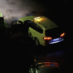 Taxi de nuit garé sur route sombre