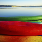 Canoës colorés au bord d'un lac tranquille