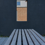 Fenêtre sur un Mur en Béton Vue depuis un Banc