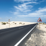 Route désertique sous ciel bleu