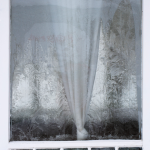 Fenêtre givrée avec rideau blanc