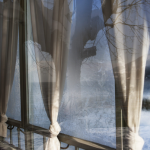 Reflet d'hiver à travers une fenêtre