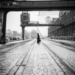 Personne avec un parapluie dans un entrepôt industriel