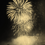 Feux d'artifice au-dessus d'une rivière nocturne