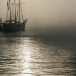 Voilier dans la Brume du Matin