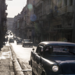 Rue urbaine avec voitures anciennes au crépuscule