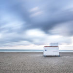 Cabine de Sauvetage sur Plage Déserte
