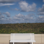 Banc blanc sous un ciel nuageux