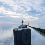 Promenade sur les poteaux en bois au bord de la mer