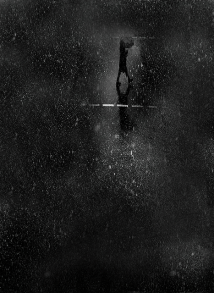Silhouette sous la pluie
