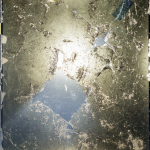 Vitres brisées et fissurées avec lumière traversante