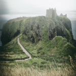 Château fort sur une falaise verdoyante
