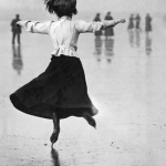 Jeune femme patinant sur glace dans un parc