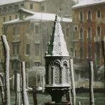 Lampadaire enneigé sur un canal vénitien