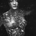 Femme en Voile Floral Noir et Blanc